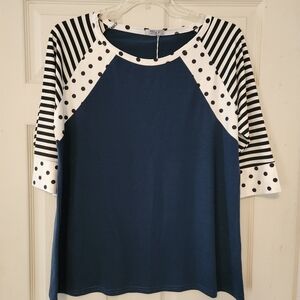 Women's pullover NWT.